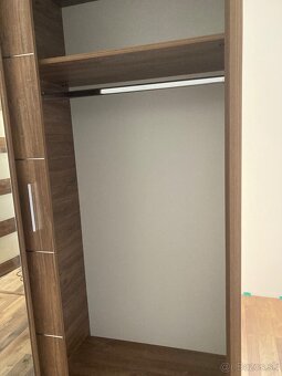 Šatníková skriňa s posuvnými dverami a osvetlením - 4