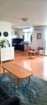Kancelárske priestory s vysokými stropmi a súkromným dvorom  - 4