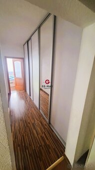 Na predaj priestranný 3-izbový byt – Sídlisko III - 4