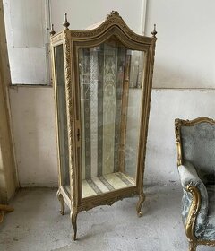 rezbovaná vitrína - 4