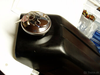 U Z Á V E R - NÁDRŽE - Uzamykatelný - Babetta 210 - - 4