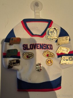 Predam hokejove Československe a Slovenské odznaky. - 4