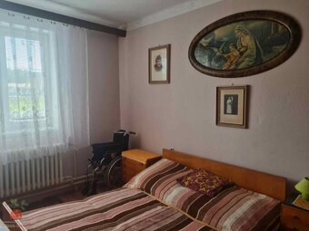 Priestranný rodinný dom s veľkým pozemkom v Komjaticiach - 4
