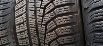 Predám 4ks pekné zimné 205/50r17-93V Hankook - 4