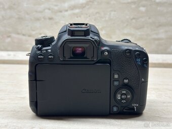 Canon EOS 77D - 4