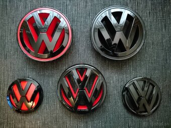 VW Logo znak VOLKSWAGEN cierne leskle / cervene - 4