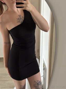 Predám sexi obtiahnuté čierne minišaty - 4
