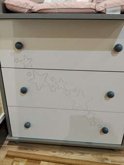 Komplet- postieľka s matracom, komodou a prebaľovacím pultom - 4