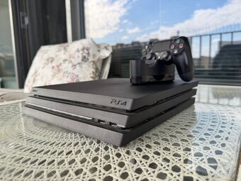Predám Playstation 4 Pro + Controller - 4