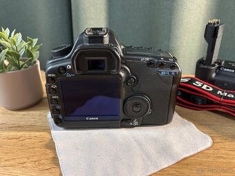 Canon 5D Mark II + grip + 2x batéria (super stav) - 4