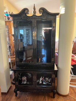 Drevená vitrína s Čínskym motívom - 4