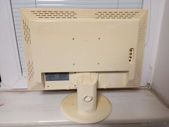 Predám LCD monitor 22" LG - 4