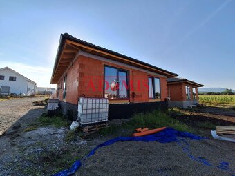 Predáme 5izbový tehlový bungalov Ruskov 126m2, pozemok 620m2 - 4