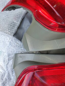 Zadne svetla toyota yaris 2011 - 4