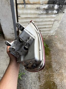 Poškodené ale funkčné ľavé zadné svetlo na Škoda Superb 2 fl - 4