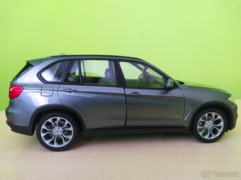 Predám tento Kovový model. BMW X5 strieborná farba v mierke - 4