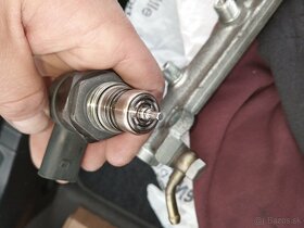 BMW M57N comon rail lišta čidla - 4