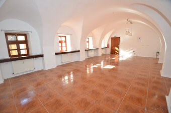 Obchodné priestory v centre s dvorom 120m2 a garážou. TOP PO - 4