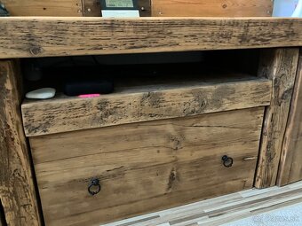 Predám drevenú komodu plus drevený obklad za televizor - 4