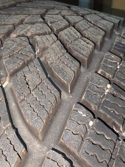 Predám zimné pneu.235/55 R17 s diskami - 4