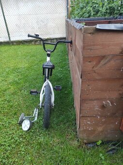 Detsky bicykel s pomocnymi kolesami - 4
