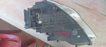 Predávam predný pravý reflektor xenon. - 4