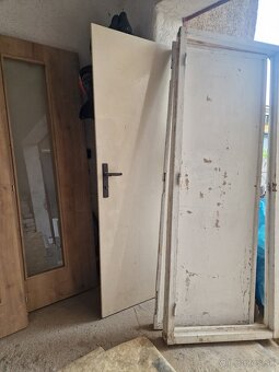 dvere, umyvadlo so skrinkou, wc so sedatkom, vana... - 4