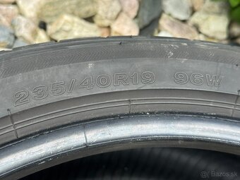 235/40 R19 - 4