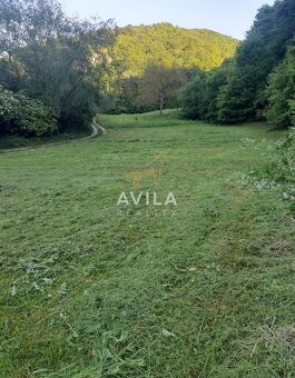 REZERVOVANÉ: romantický pozemok pod lesom 600m2 - Modrová - 4