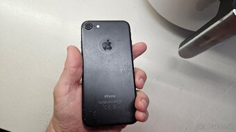 Apple iPhone 7 - reštartuje sa, na diely - 4