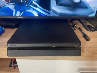 Predám PS4 slim 2x ovládač - 4