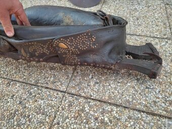 Vybijany chomut a sedlo na kona - 4