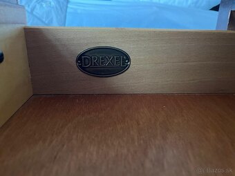 Predám nočný stolík z masívneho dreva, Drexel Heritage USA. - 4