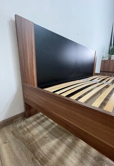 Posteľ s roštom a nočnými stolíkmi - 4