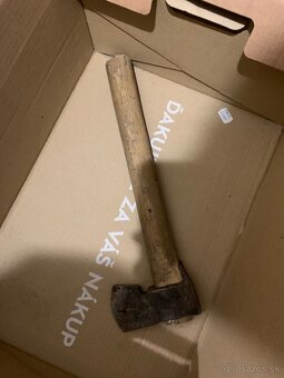 Staré ručné náradie – kosák, píly, sekera (zachovalé, na pre - 4