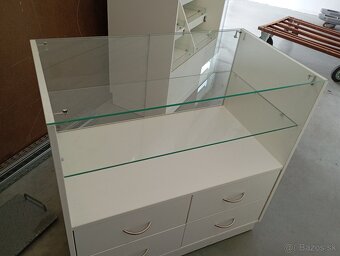 Presklená predajná skrinka so zásuvkami a policou – biela, e - 4