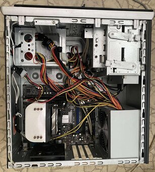 Predám starší pc z win 11 amd x3 4 gb ram 360 gb hdd - 4