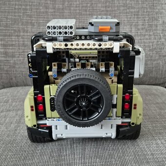 Lego Technic 42110 Land Rover Defender - 4