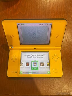 Nintendo DSi XL - 4