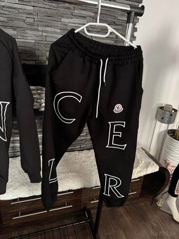 Čierne súpravy Moncler muž a žena - 4