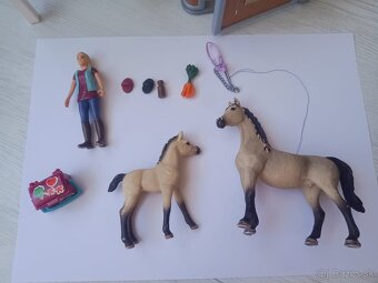 Schleich 42369 Stajňa s koňmi a osetrovatelkou - 4