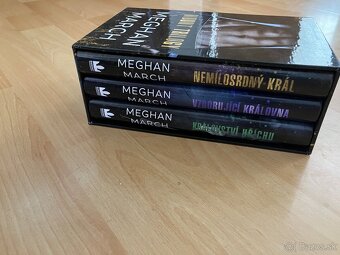 Meghan march , Nemilosrdný kráľ, Vzdorující kráľovná - 4
