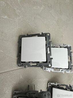 Legrand Niloe vypinace, zaliziove spinace a ramiky - 4