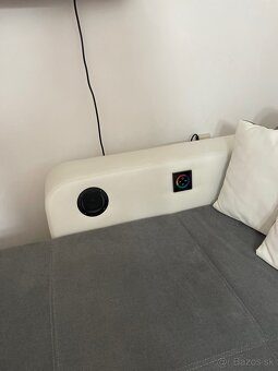 Moderná sedačka s LED osvetlením, Bluetooth a USB – TOP stav - 4