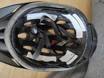 Prilba na bicykel - cierna.  Ako nova. - 4