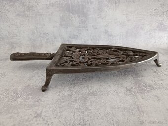 Velmi stará velká podložka pod starou žehličku. - 4