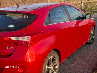 Hyundai i30 HATCHBACK 1,4i MPI Benzín 2015 červená metalíza - 4