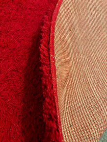 Červený hrubý oválny koberec - 4