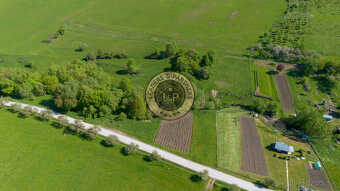 NA PREDAJ-rozľahlý pozemok v Jakovanoch ideálna investícia - 4