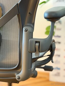 Herman Miller Aeron – veľkosť B | Graphite | Pre tvrdé podla - 4